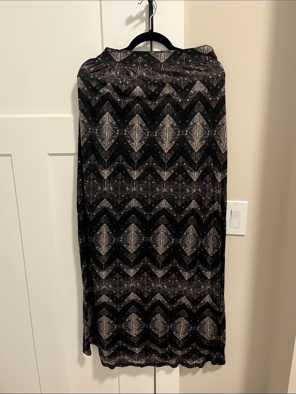 Ecote Black and Gray Patterned Maxi Skirt